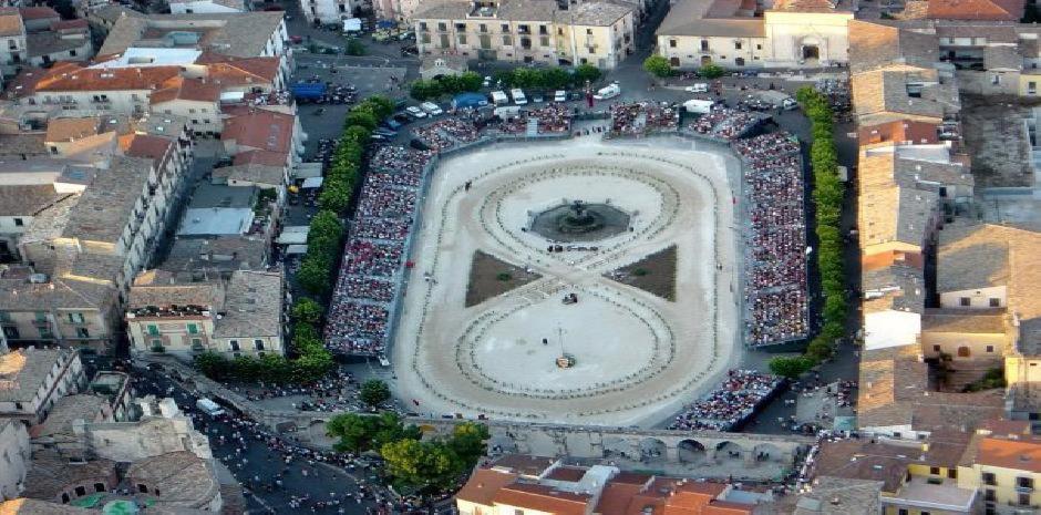 Dietro Piazza Maggiore Sulmona Exterior foto